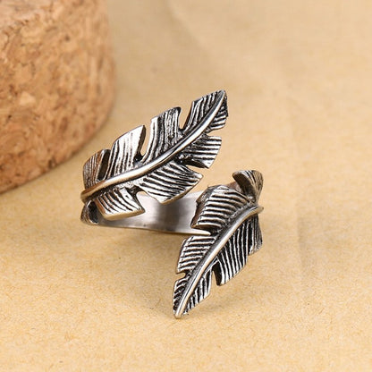Feathered Elegance: Vintage-inspired Stainless Steel Ring